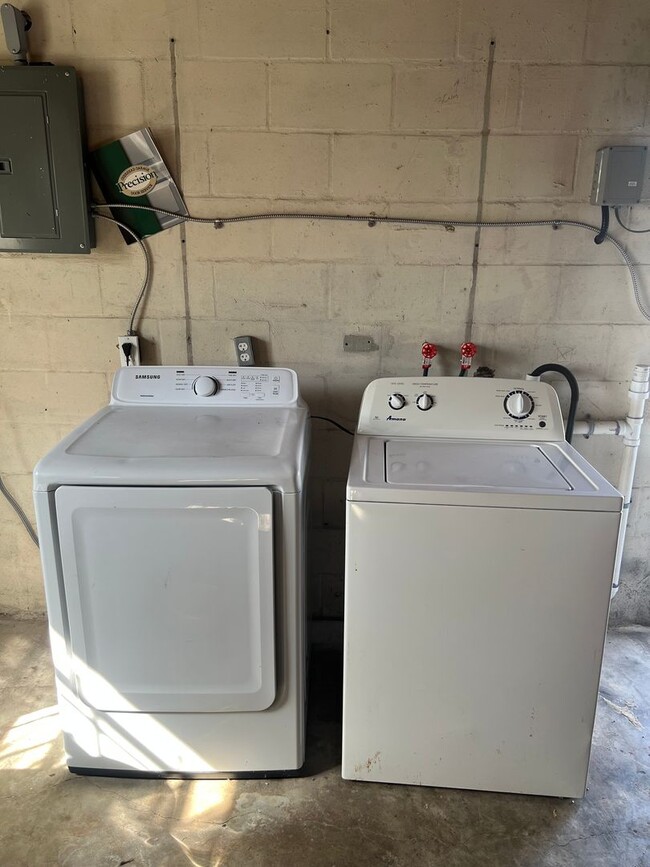 Building Photo - Charming 3-Bed / 2-Bath Renovated Rental in Washington Shores – Prime Orlando Location!