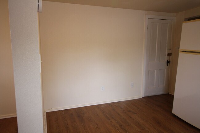 Building Photo - 831 Midland Ave