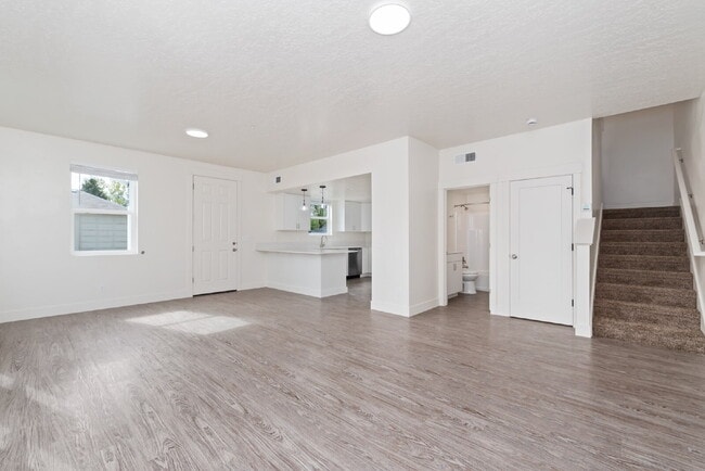 Building Photo - "Discover Comfort & Style: Spacious 3-Bed,...
