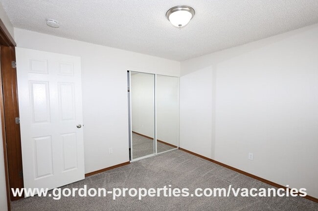 Building Photo - Webster Rd - Gladstone 2 bedroom duplex