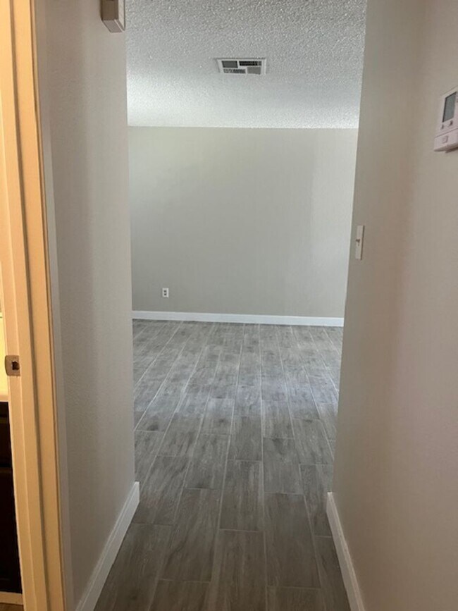 Building Photo - Mt817-8