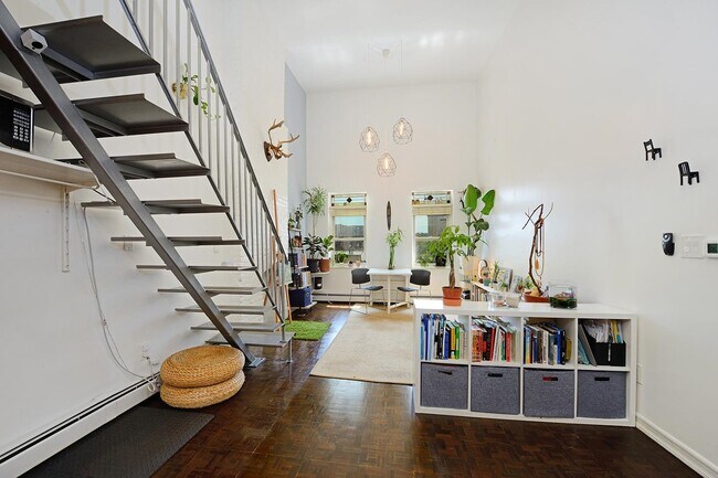 Building Photo - 212 9th St