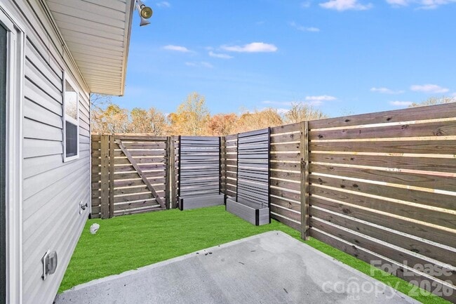 Building Photo - 604 W 8th St