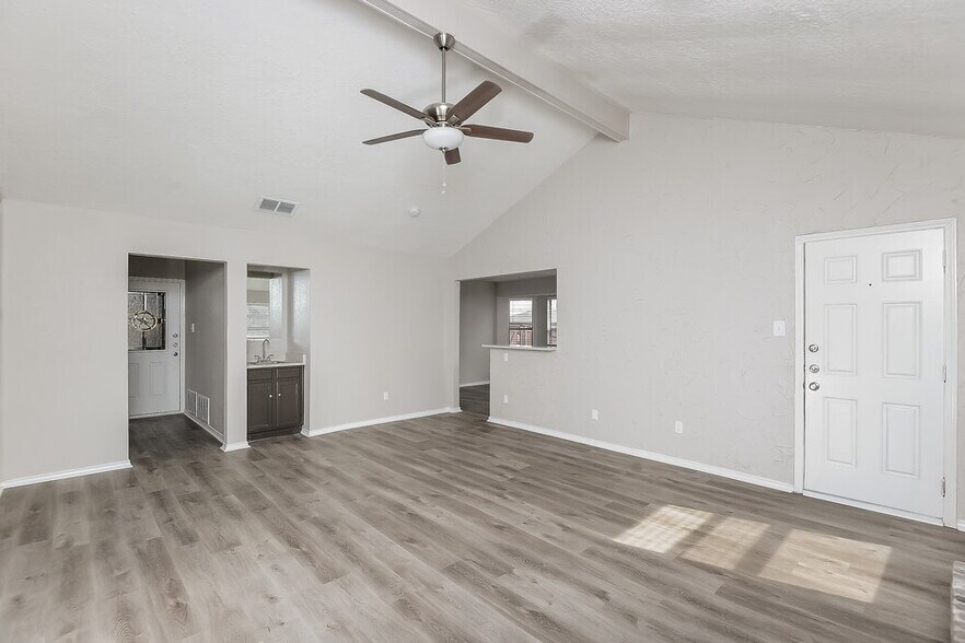 Building Photo - 2609 S Meadow Dr