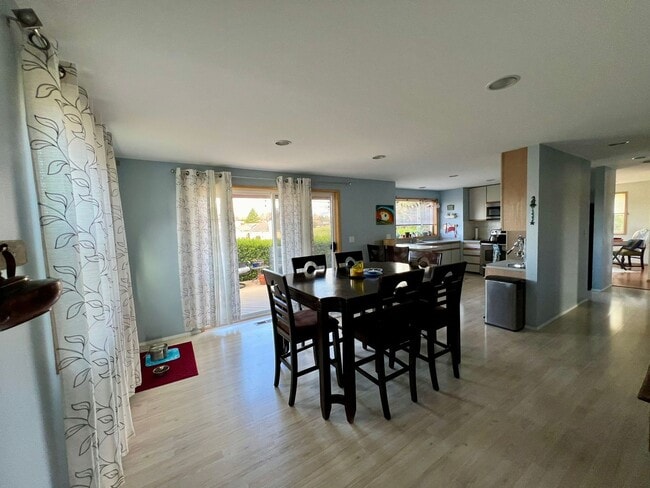 Building Photo - 3 Bd., 2 Ba., in Birch Bay Sea Links Gated Community