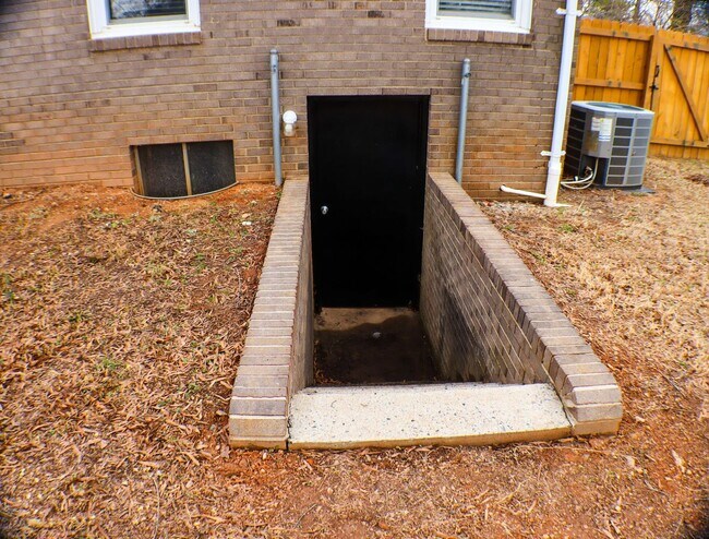 Building Photo - Lovely 5 bedroom, 2 bathroom brick home in Reidsville