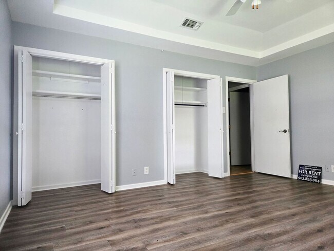 Building Photo - 3/2/2 in Quiet Sherman Neighborhood Near F...