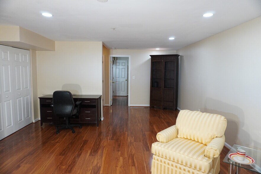 Building Photo - 8381 Township Dr
