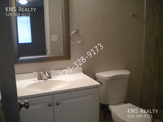 Building Photo - 2321 S Layton Pl