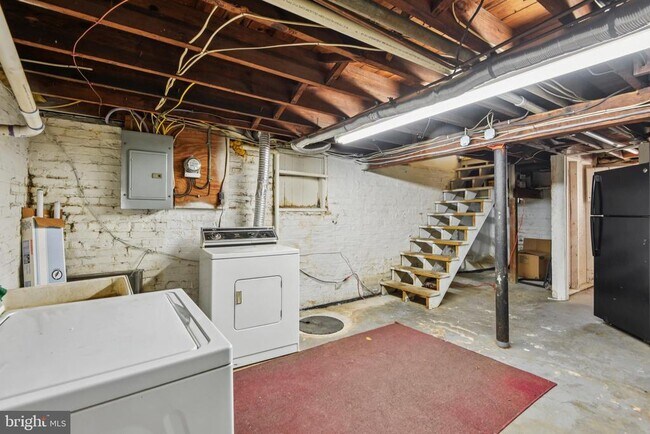 Building Photo - 209 Locust St