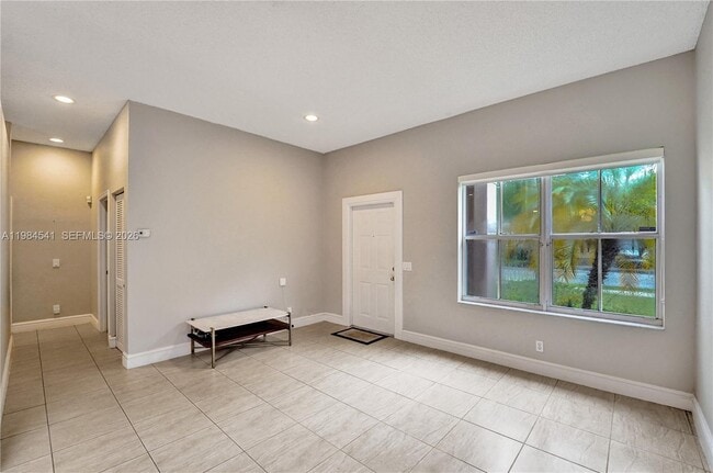 Building Photo - 930 Bluewood Terrace