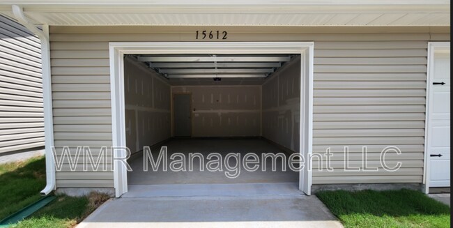 Building Photo - 15612 Country House St