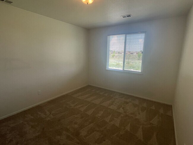 Building Photo - Beautiful 4 Bed, 3 Bath House in Maple Hill!