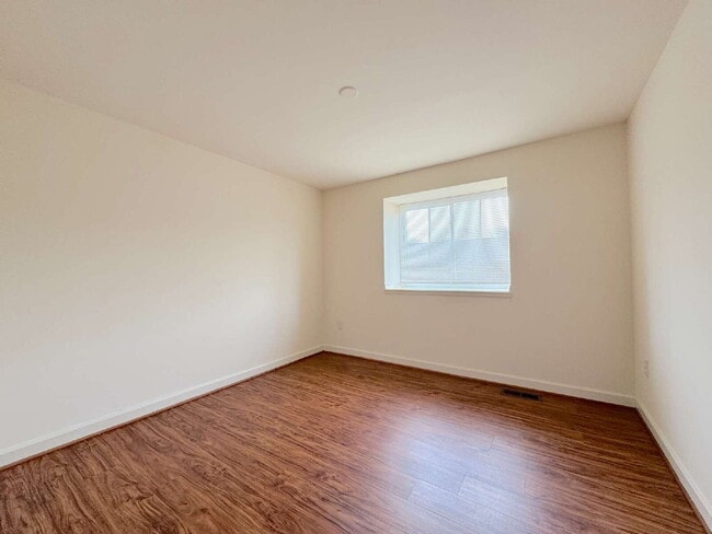 Building Photo - Welcome to this charming 2-bedroom, 2-bathroom townhouse nestled in the heart of Annandale.