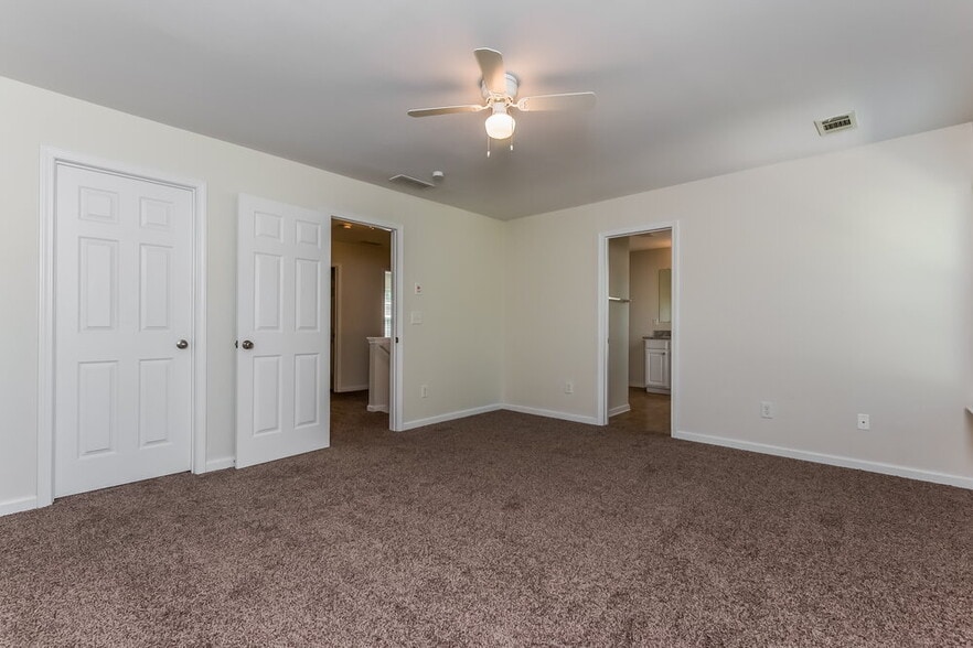 Building Photo - 2740 Mayfair Dr