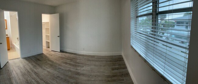 Building Photo - Great Location! Spacious 2/2! Call for Spe...