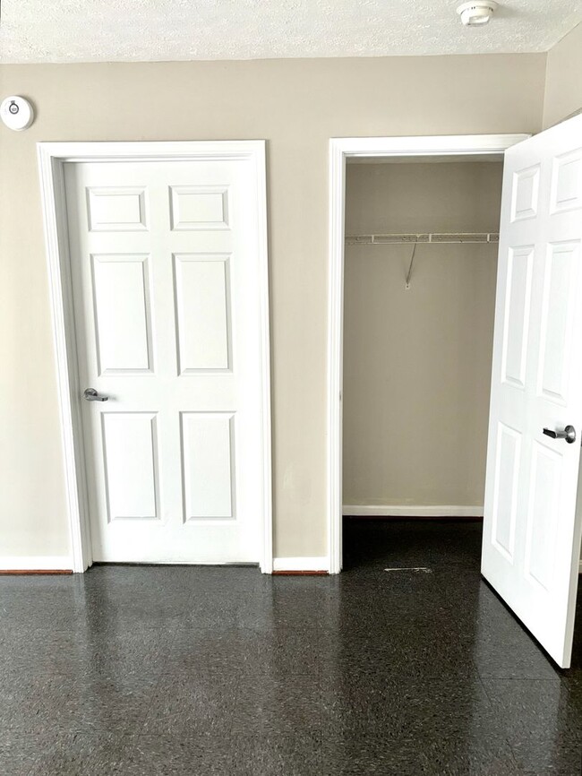 Building Photo - Updated first floor 1 bedroom apartment in...