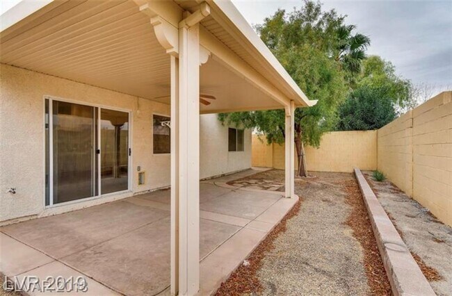 Building Photo - Renovated One Story NW Homes. Laminate Wood and Tile Flooring Throughout