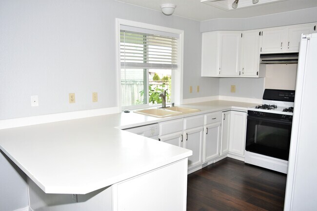 Building Photo - 5706 Crystal Ct SE