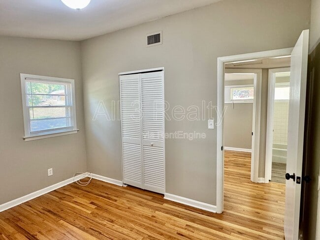 Building Photo - 3600 Nottingham Rd