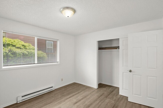 Building Photo - Updated 2 Bedroom, 1 Bathroom Duplex in the Heart of North Portland