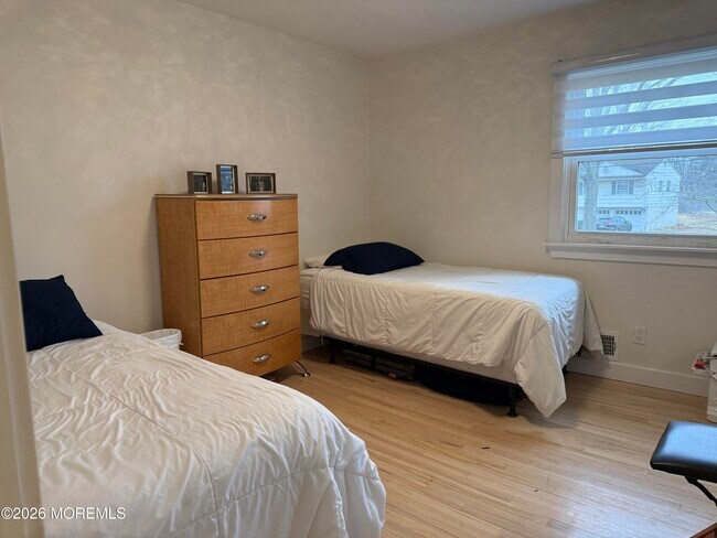 Building Photo - 5 Ash St