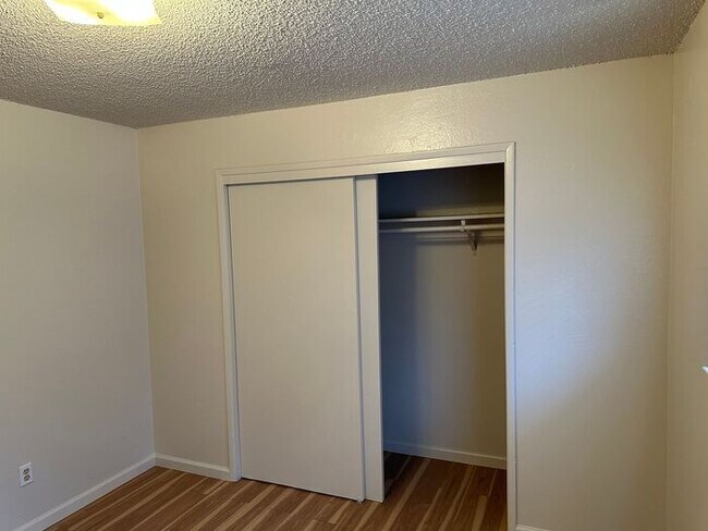 Building Photo - 3 Bedroom 1 Bathroom Duplex