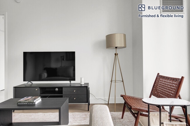 Building Photo - 27-19 44th Dr