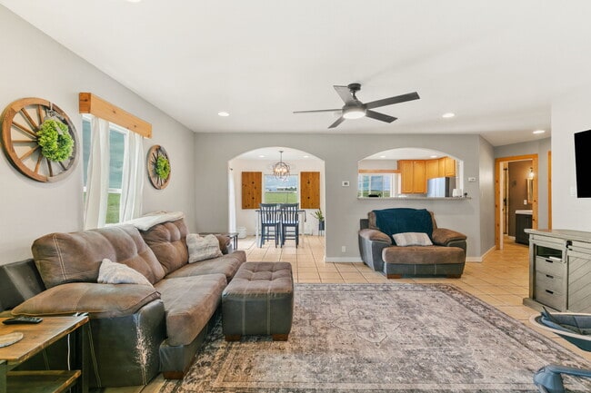 Building Photo - 4145 Los Ranchitos Dr