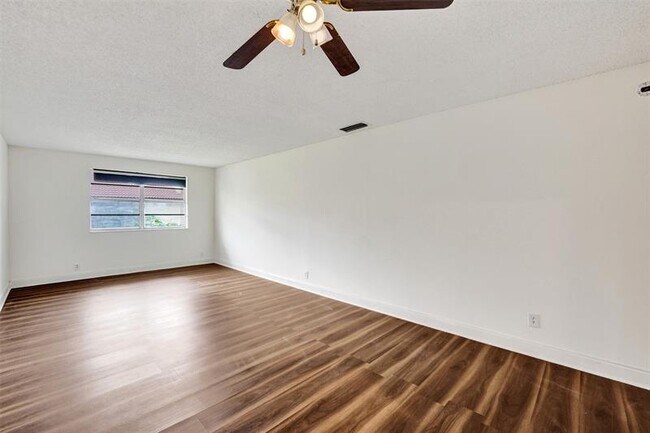 Building Photo - 2518 Riverside Dr