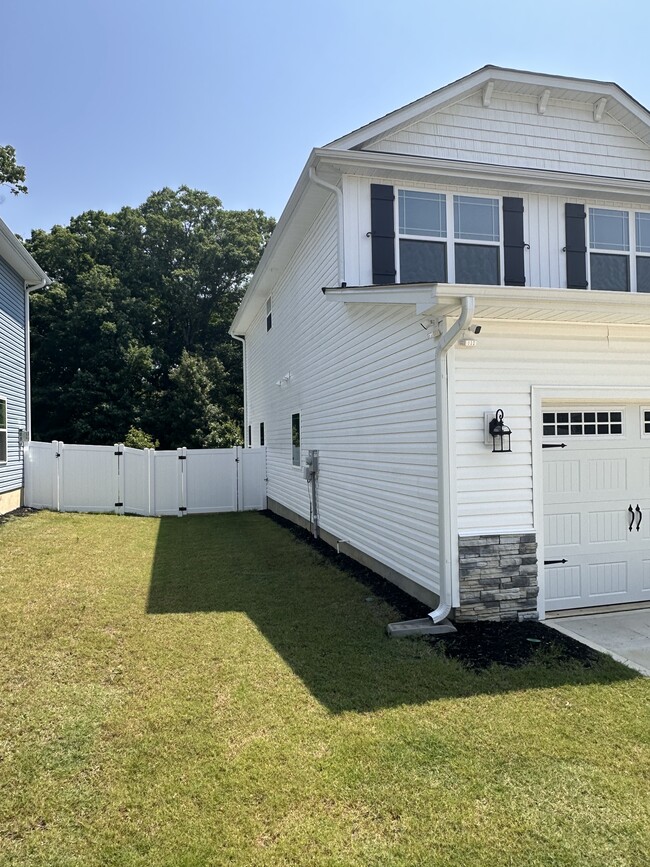 Building Photo - 176 Southern Ests Dr