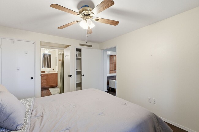 Building Photo - Charming Furnished, 55+ Community in Green Valley!