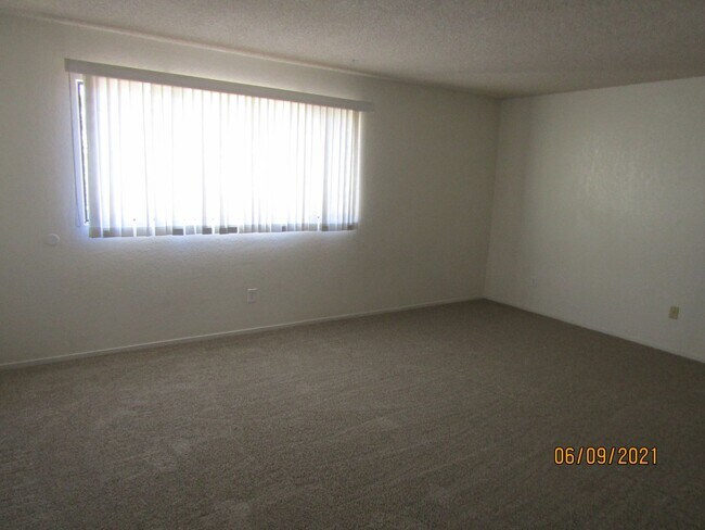 Building Photo - Centrally Located Large Two Story Condo wi...