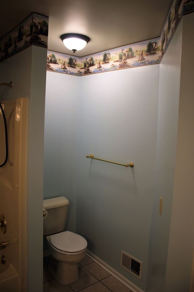 Building Photo - Available Now!- 2 Bedroom Condo In Davison