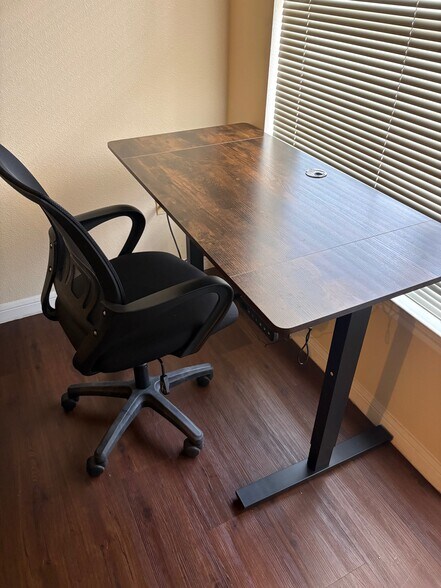 Adjustable desk - 2320 Gracy Farms Ln