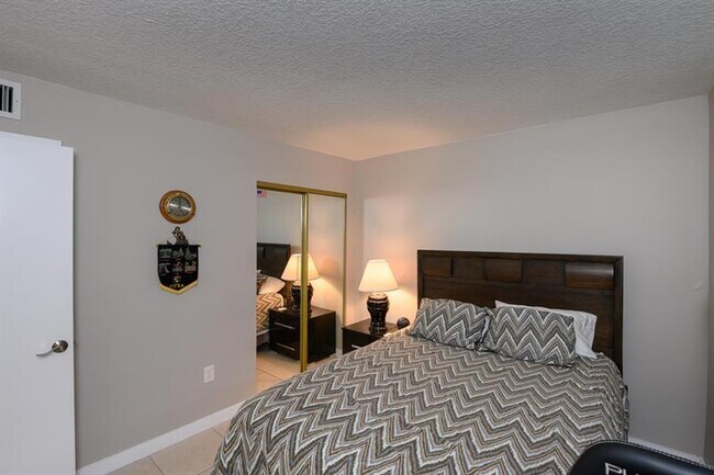 Building Photo - 9410 Poinciana Pl