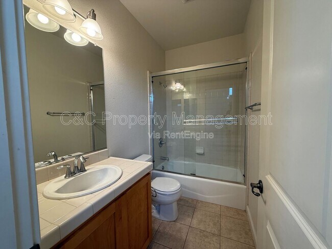 Building Photo - 2527 N Village Dr