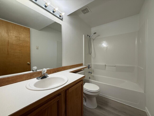Building Photo - 7915 E Woodland Park Dr