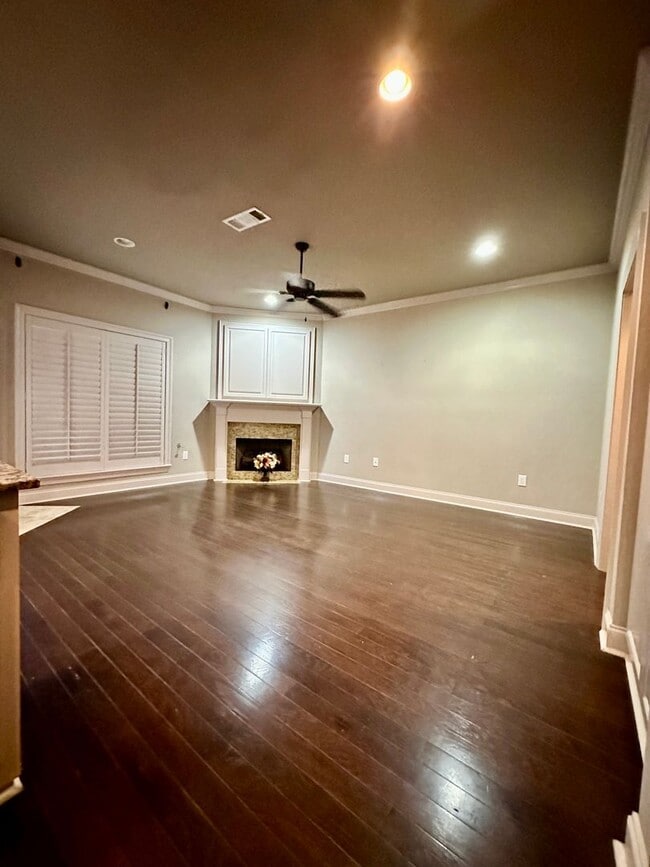 Building Photo - Beautiful 2 Bed/ 2.5 Bath Townhome In Gate...