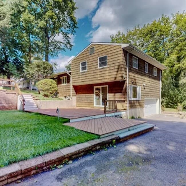 Building Photo - Spacious 3-Bedroom Split-Level with Firepl...