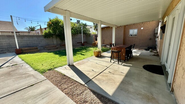 Building Photo - Gorgeous, renovated 4-bedroom home central...