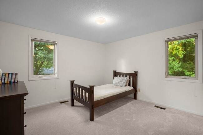 Building Photo - Beautiful 3 bedroom home in Lake Oswego!