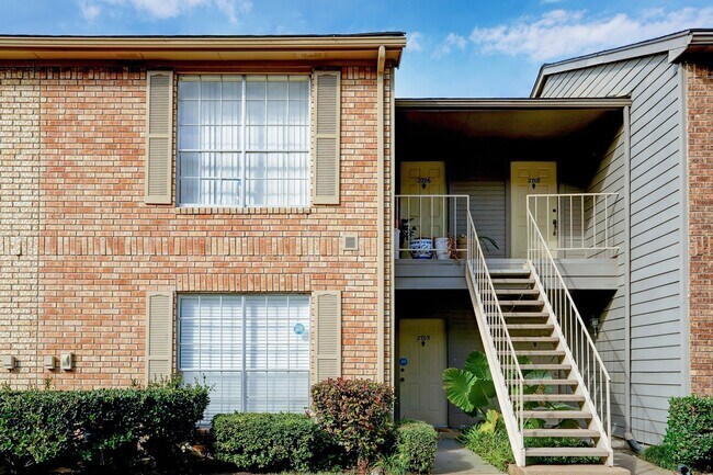 Building Photo - 1515 Sandy Springs Rd