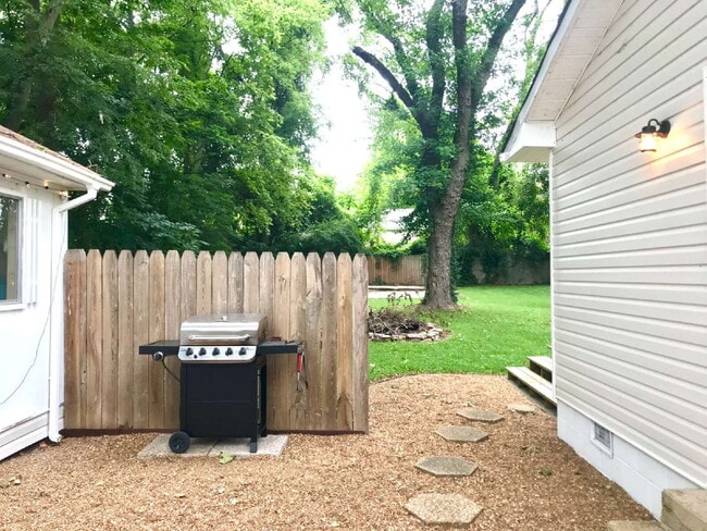 Building Photo - Phenomenal Downtown River View!