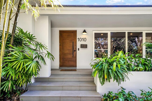 Building Photo - 1010 Placetas Ave