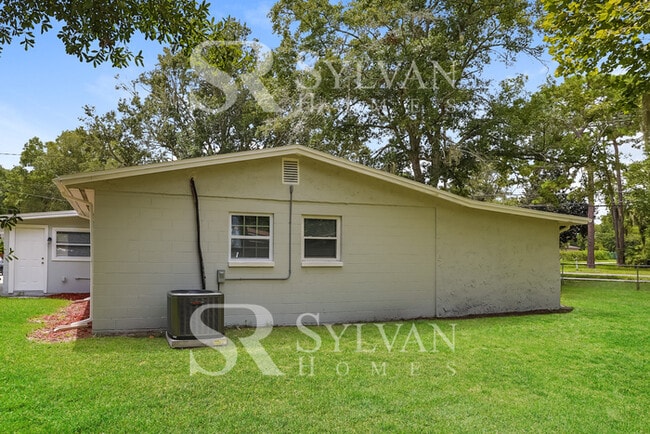 Building Photo - Feel welcome in this well-maintained 4BR 2...
