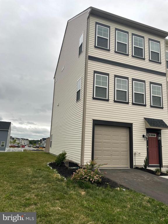 Building Photo - 301 Starry Way Dr