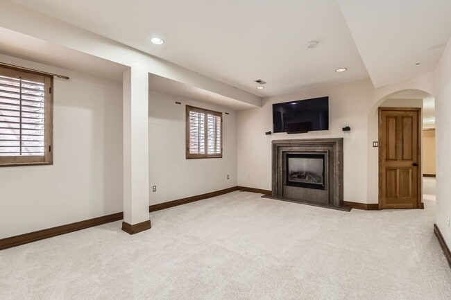 Building Photo - Spacious 4BR Townhome in Denver