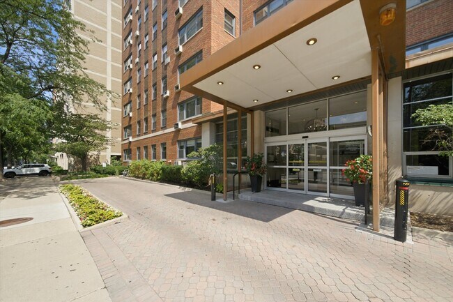 Building Photo - 2909 N Sheridan Rd