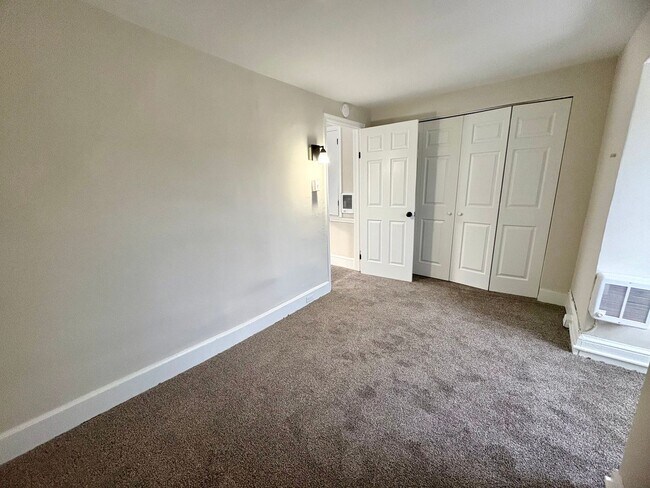 Building Photo - 320 S Ann St